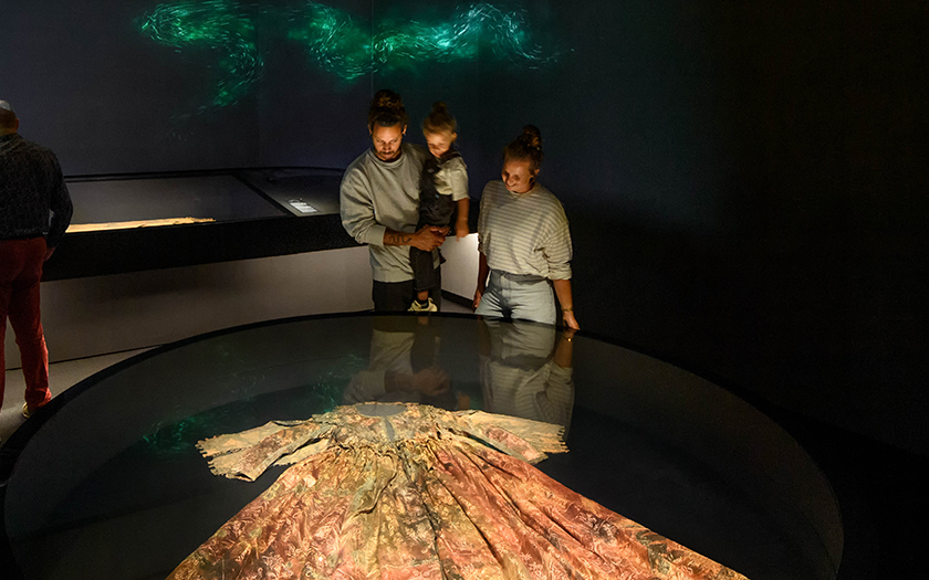 Gezin kijkt naar De Jurk uit het Palmhoutwrak in Museum Kaap Skil